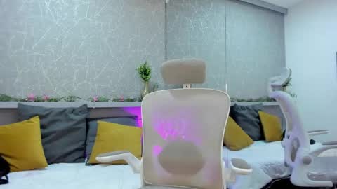 Snapshot of cristalbm_ chatting on May 16, 4:31 am cristalbm_ online show from May 16, 4:31 am