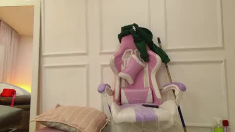 Snapshot of cristalbm_ chatting on June 27, 12:22 pm cristalbm_ online show from June 27, 12:22 pm