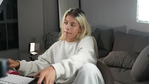 Laura online show from April 12, 2:16 am