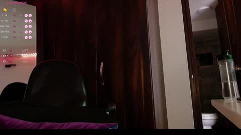 Snapshot of cristin_moon chatting on December 10, 7:22 pm Christina online show from December 10, 7:22 pm