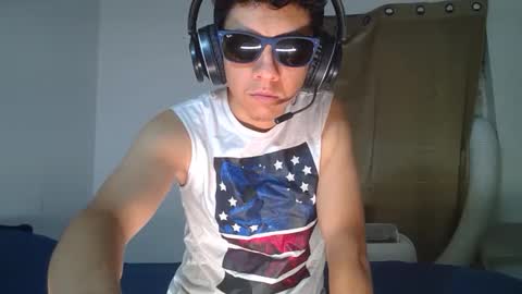 Snapshot of cry_guy chatting on September 13, 11:21 am cry_guy online show from September 13, 11:21 am