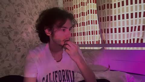 Snapshot of crybae0 chatting on March 5, 8:32 am crybae0 online show from March 5, 8:32 am