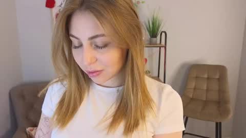 Snapshot of cryme_river chatting on June 6, 10:20 am Mia online show from June 6, 10:20 am