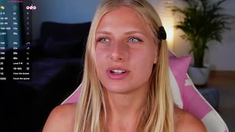 Snapshot of crystal_blond chatting on May 23, 7:07 pm Crystal online show from May 23, 7:07 pm