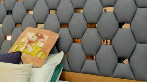 crystal_sm online show from December 4, 3:05 am