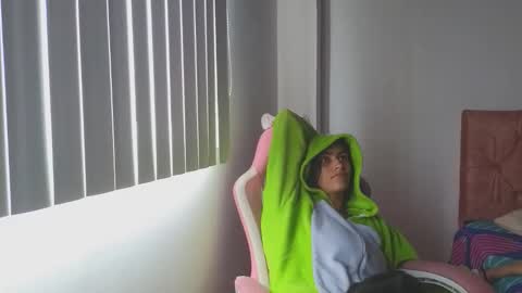 Snapshot of crystal_starx chatting on October 16, 4:19 pm Crystal Blaze online show from October 16, 4:19 pm