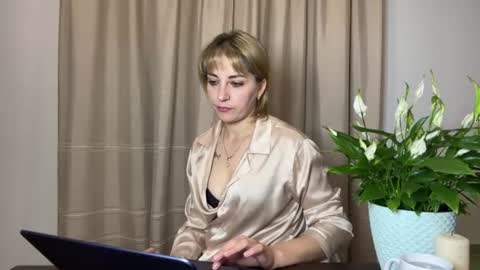 Snapshot of crystalfever_ chatting on June 20, 8:11 pm Mary online show from June 20, 8:11 pm
