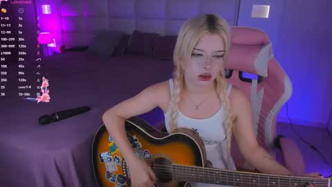 Cuddly Kitten online show from September 24, 10:35 pm