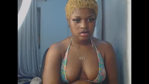Snapshot of cum_ebony_petitxx chatting on June 22, 7:05 am cath online show from June 22, 7:05 am