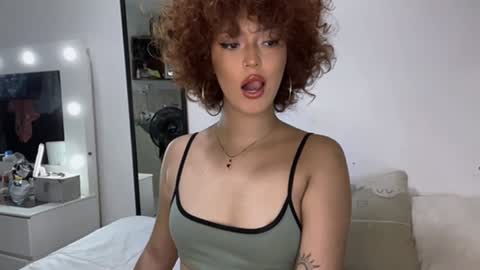 Snapshot of curls_emma chatting on January 7, 3:24 am Emma online show from January 7, 3:24 am