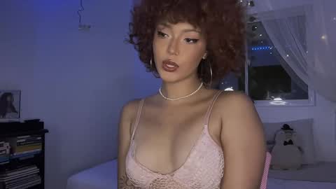 Snapshot of curls_emma chatting on February 2, 12:30 am Emma online show from February 2, 12:30 am