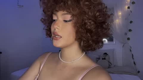 Snapshot of curls_emma chatting on February 2, 3:32 am Emma online show from February 2, 3:32 am