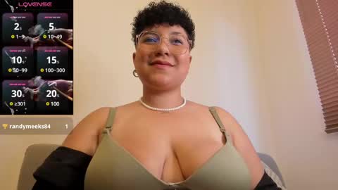 Snapshot of curly_cam_queen chatting on March 3, 9:05 pm Bruna  online show from March 3, 9:05 pm