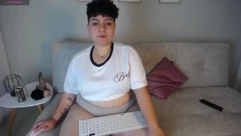 Snapshot of curly_cam_queen chatting on September 27, 2:27 am Bruna  online show from September 27, 2:27 am