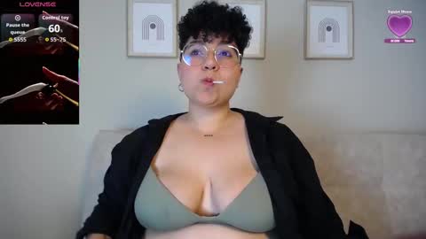 Snapshot of curly_cam_queen chatting on October 1, 3:34 am Bruna  online show from October 1, 3:34 am