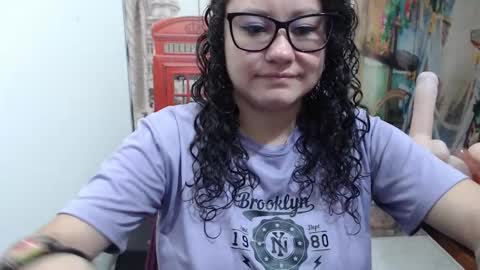 Snapshot of curly_greeneyed chatting on October 21, 7:14 pm Vannesa online show from October 21, 7:14 pm