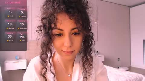 curly_jade_ online show from April 24, 11:12 am
