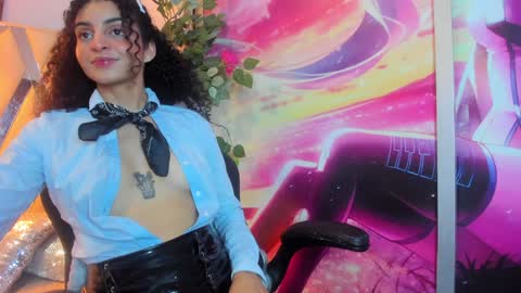 Snapshot of curlyrose_ chatting on December 12, 12:38 am Rose online show from December 12, 12:38 am