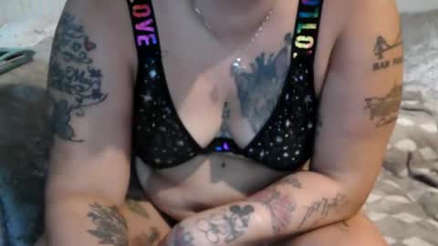 Snapshot of curvybbwqueen chatting on September 27, 12:48 am curvybbwqueen online show from September 27, 12:48 am