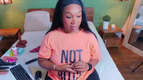 Snapshot of curvyebonyy_ chatting on June 26, 9:08 pm Danna online show from June 26, 9:08 pm