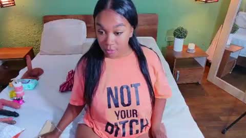 Snapshot of curvyebonyy_ chatting on June 28, 6:25 pm Danna online show from June 28, 6:25 pm