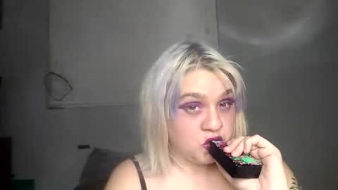 Snapshot of curvylucifinaxxx chatting on February 15, 4:36 am Lucifina ganja kittens online show from February 15, 4:36 am