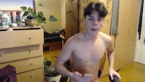 Snapshot of cute_boy859 chatting on December 27, 9:11 pm Tomas online show from December 27, 9:11 pm