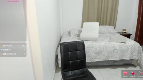 Snapshot of cute_brunett chatting on December 6, 7:54 am Sara online show from December 6, 7:54 am