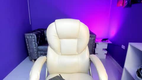 Snapshot of cute_cinnamon chatting on December 4, 4:33 am Abby online show from December 4, 4:33 am