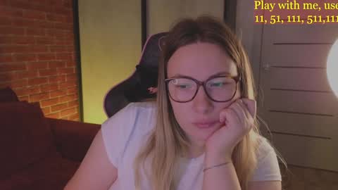 Snapshot of cute_darina chatting on December 12, 4:48 am Everyday stream in the same time online show from December 12, 4:48 am