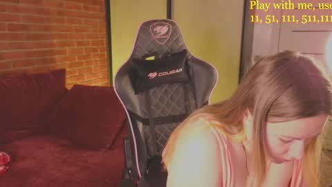 Snapshot of cute_darina chatting on December 22, 11:44 am Everyday stream in the same time online show from December 22, 11:44 am