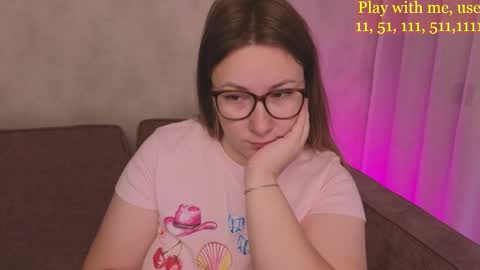 Snapshot of cute_darina chatting on October 15, 2:01 am Everyday stream in the same time online show from October 15, 2:01 am