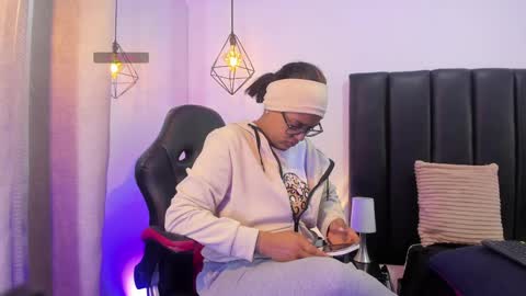 Snapshot of cute_elii chatting on June 4, 12:11 pm Independent Model online show from June 4, 12:11 pm