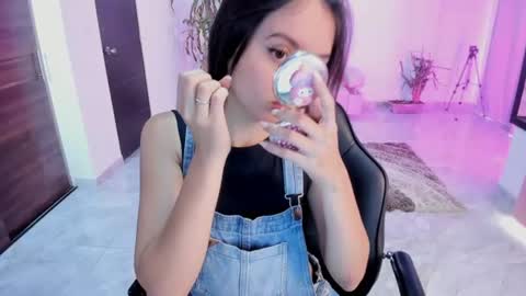 Snapshot of cute_fox_1 chatting on July 1, 1:34 pm Bella Fox online show from July 1, 1:34 pm