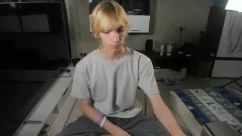 Snapshot of cute_grecha chatting on June 25, 6:40 am Grisha online show from June 25, 6:40 am