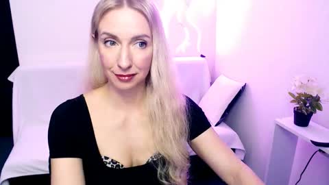 cute_smile_shy online show from March 27, 6:18 pm