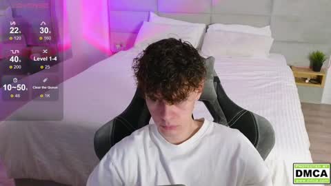 Snapshot of cute_thomas chatting on December 1, 7:03 pm Thomas - online show from December 1, 7:03 pm