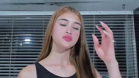 Snapshot of cuteanddesesperate chatting on February 18, 4:37 am WANNA SEE MORE OF TWINS online show from February 18, 4:37 am