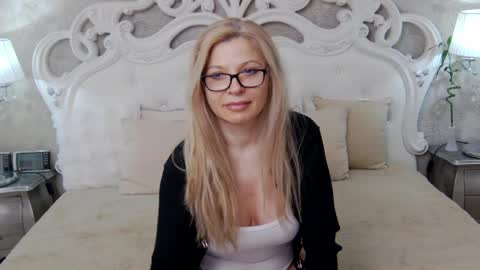 cuteangelina18 online show from May 7, 2:17 am