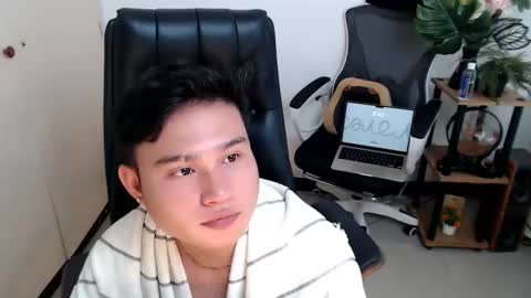 cuteasianlee online show from December 23, 12:41 am