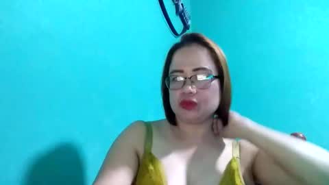 Snapshot of cutechey06 chatting on December 28, 7:43 pm Sky online show from December 28, 7:43 pm