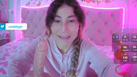 Snapshot of cuteee_kitty chatting on April 8, 1:33 pm Kitty online show from April 8, 1:33 pm