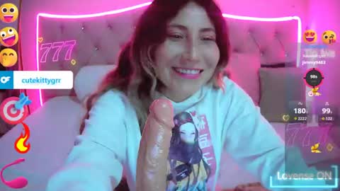 Snapshot of cuteee_kitty chatting on June 20, 1:41 am Kitty online show from June 20, 1:41 am
