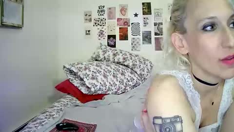 Snapshot of cutefemme chatting on November 7, 6:24 am Bella online show from November 7, 6:24 am