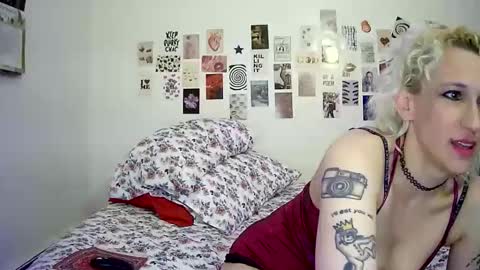 Snapshot of cutefemme chatting on November 8, 6:13 am Bella online show from November 8, 6:13 am