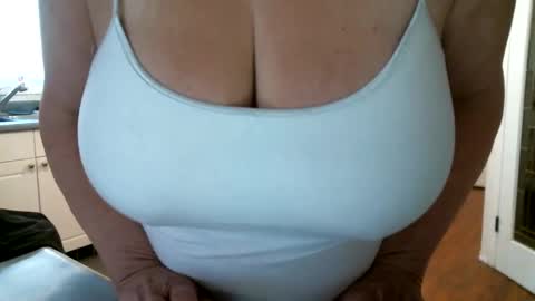 Snapshot of cutenlittle28 chatting on January 30, 7:26 pm CuteNlil online show from January 30, 7:26 pm