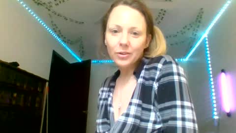 Snapshot of cuteycourtney2224 chatting on June 18, 12:42 pm cuteycourtney2224 online show from June 18, 12:42 pm
