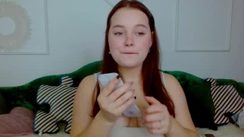 Snapshot of cutie__cutiee_ chatting on October 19, 9:37 pm Nika  online show from October 19, 9:37 pm