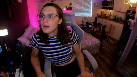 Snapshot of cutiepiescarlett chatting on May 18, 12:29 am cutiepiescarlett online show from May 18, 12:29 am