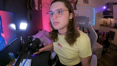 Snapshot of cutiepiescarlett chatting on May 22, 2:30 am cutiepiescarlett online show from May 22, 2:30 am